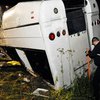 В Бразилии автобус упал в 30-метровый овраг