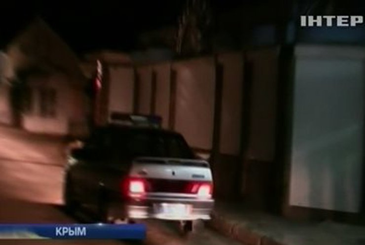 Жители Алупки задержали пьяного гаишника за рулем машины