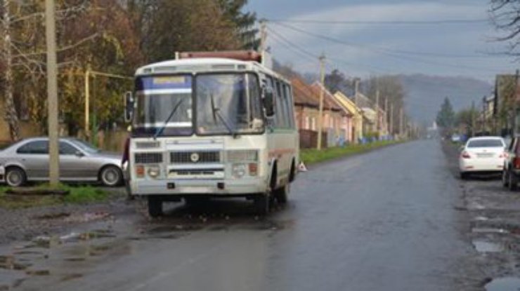 Маршрутка въехала на остановку на Закарпатье: Четверо пострадали