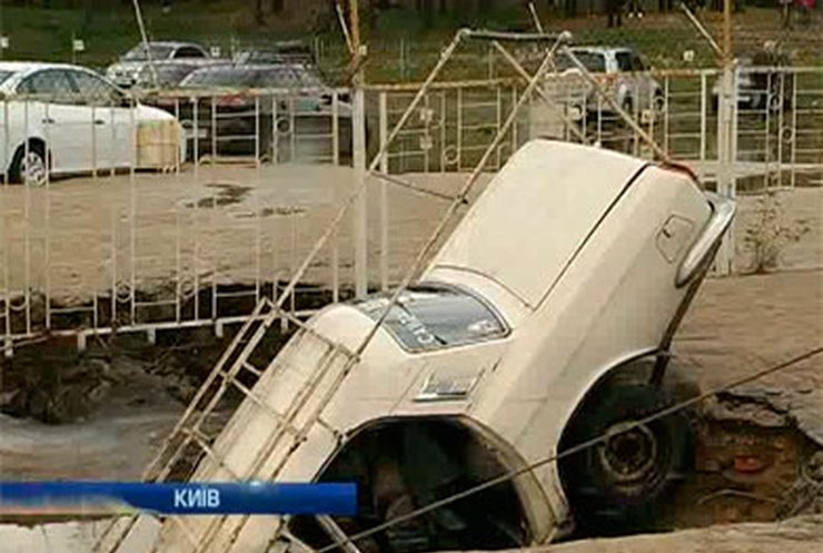 В Киеве чуть не утонули пассажиры "Волги", провалившейся в яму
