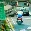 Родился в рубашке: Микроавтобус пролетел в сантиметрах от мотоциклиста