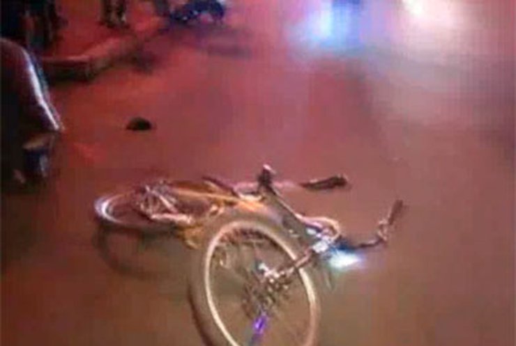 В Киеве легковушка сбила велосипедиста