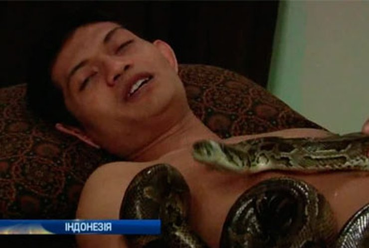 В Индонезии нет отбоя от желающих сходить на массаж со змеями