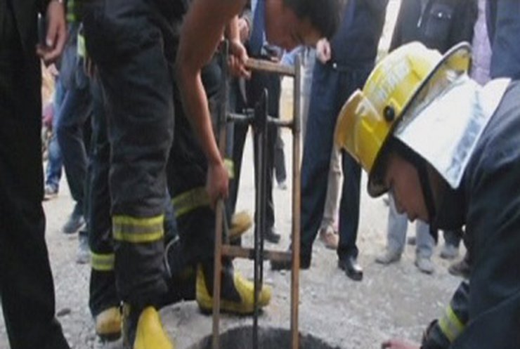 В Китае спасли мальчика, провалившегося в колодец