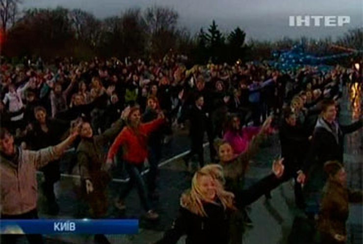 Столичная молодежь массовым танцем отметила день освобождения Киева от нацистов