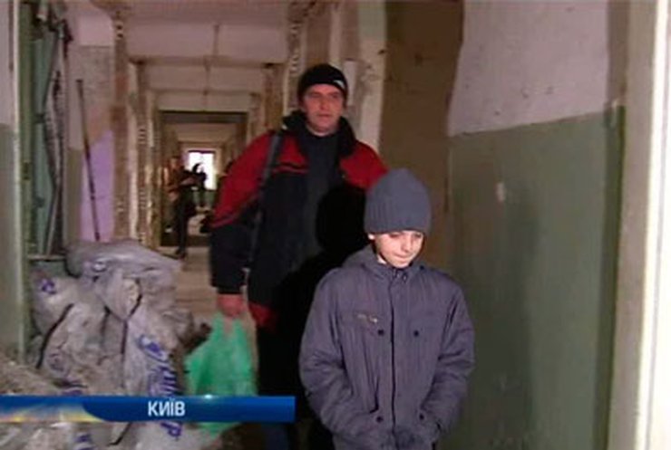 Жителей аварийного общежития в Киеве выгоняют на улицу