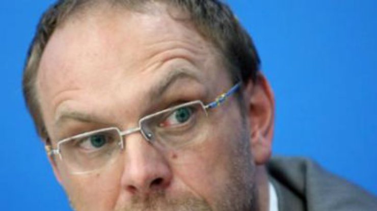 Власенко допрашивают в присутствии понятых