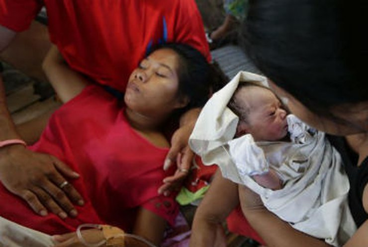 Филиппинка родила ребенка в разрушенном тайфуном здании