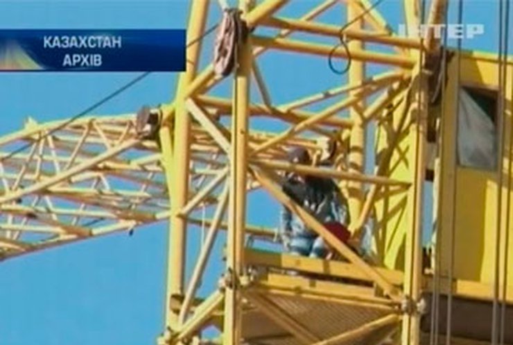 В Казахстане двое женщин вылезли протестовать на строительный кран