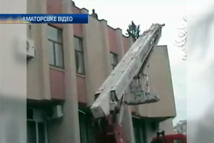 В Черкассах с 7-го этажа сорвалась строительная люлька - рабочие чудом выжили