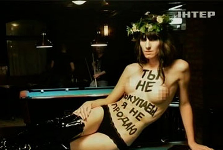 Femen устроили обнаженную фотосессию в Амстердаме