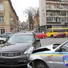 На перекрестке во Львове машина Госохраны протаранила Infiniti