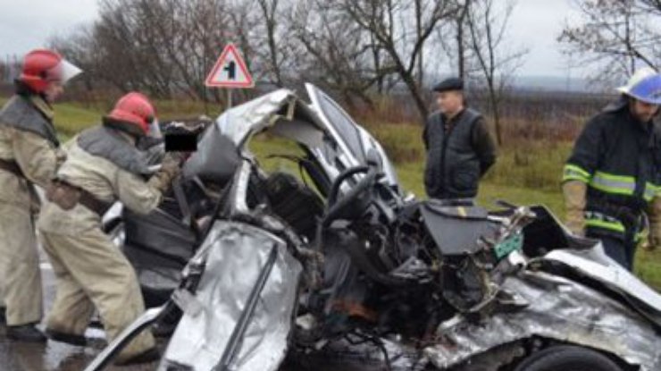 Под Харьковом автомобиль столкнулся с грузовиком: Трое человек погибли