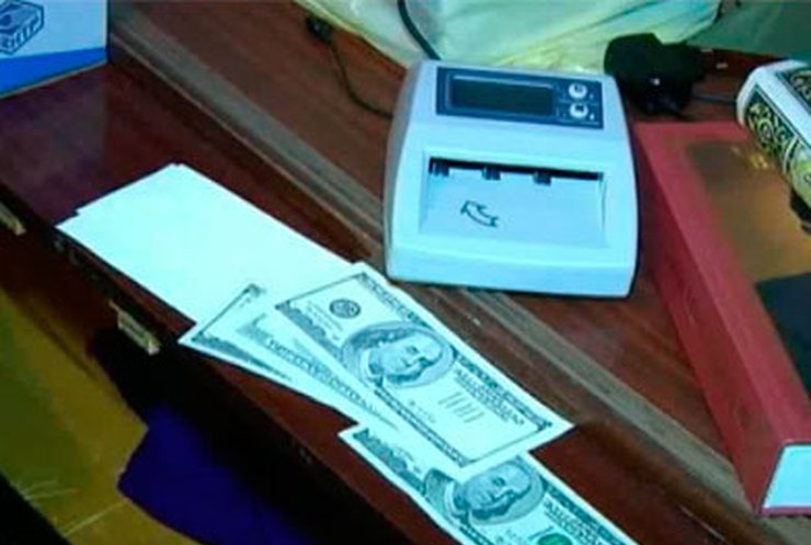 Житель Днепропетровщины виртуозно подделывал доллары - их принимали даже банки