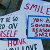 Участники флеш-моба показали жителям Вашингтона "позитивные" плакаты
