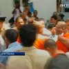 На Шри-Ланке буддийские монахи взяли штурмом штаб-квартиру оппозиции