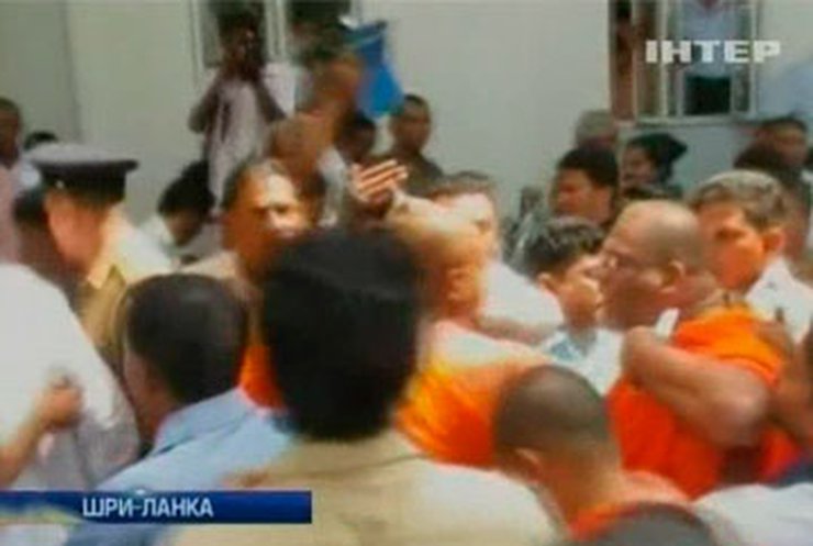 На Шри-Ланке буддийские монахи взяли штурмом штаб-квартиру оппозиции