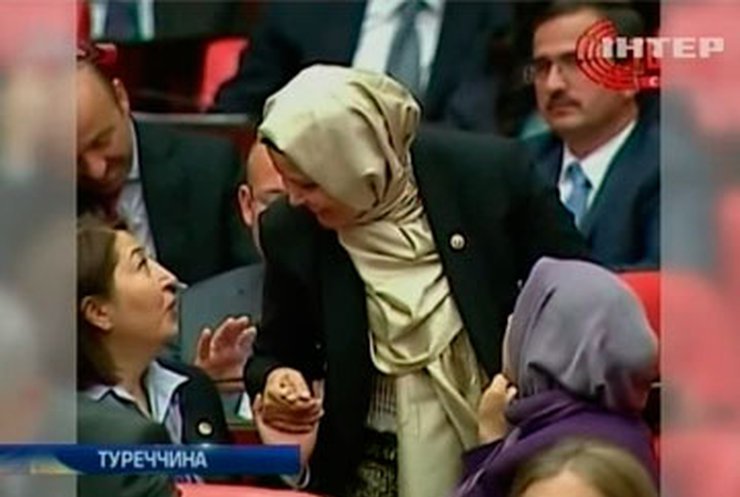 В Турции женщинам-депутатам разрешили носить брюки
