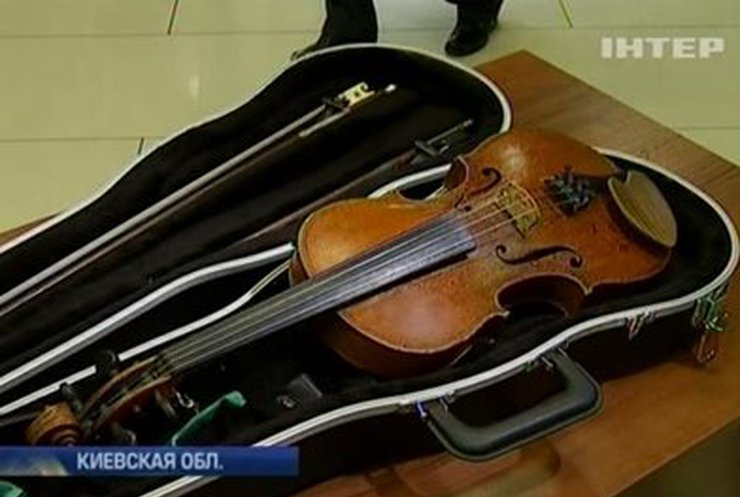 Столичные таможенники изъяли скрипку стоимостью 200 тысяч долларов