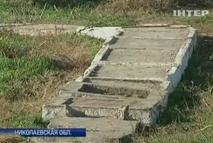 На Николаевщине выложили дорогу плитами с именами погибших героев