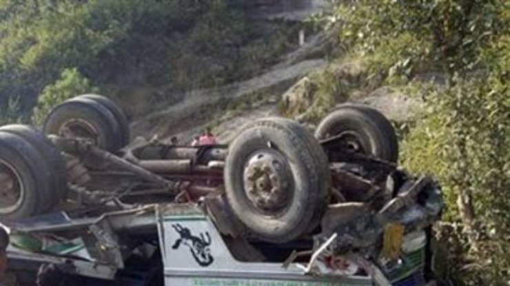 В Индии перевернулся грузовик с рабочими: Более 20 человек погибли