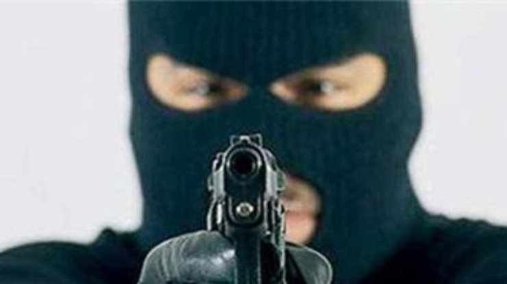 Неизвестные с пистолетом и масками ограбили АЗС на Виннитчине
