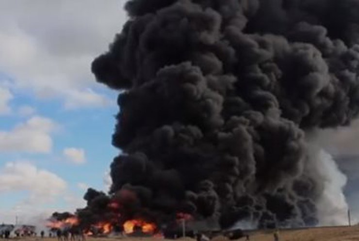 В Казахстане сгорели 10 цистерн с нефтью (видео)