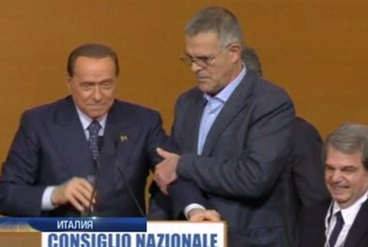 Берлускони стало плохо во время выступления на съезде партии