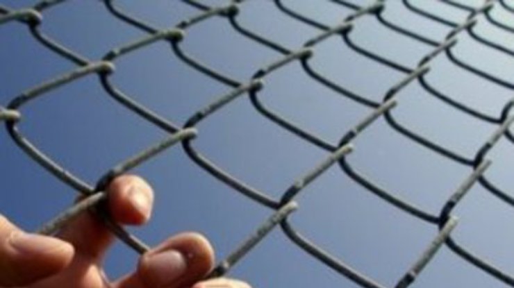 Испанских активистов, закидавших пирожными чиновника, хотят посадить на 5 лет