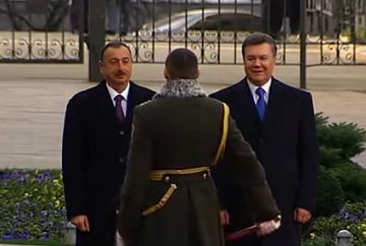 Начальник почетного караула чуть не рубанул себя саблей, приветствуя Януковича