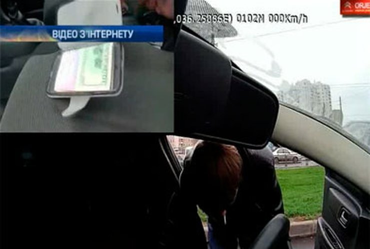 Харьковчанин снял на видео, как гаишник берет взятку