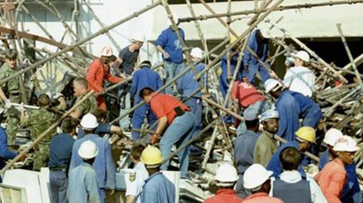 Десятки человек оказались под завалами после обрушения торгового центра в ЮАР