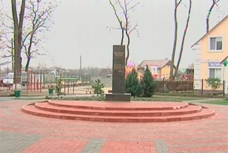 Жители киевского села благоустроили парк и собираются поставить памятник Шевченко