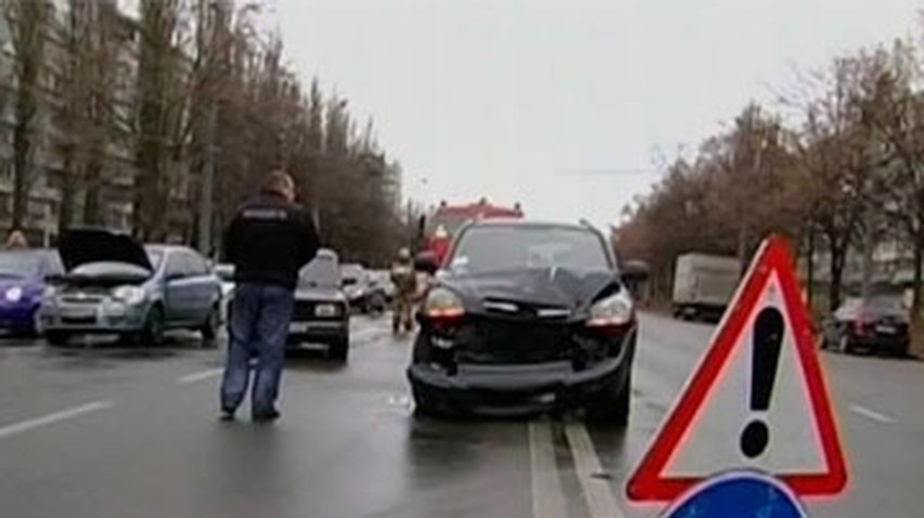 В Киеве из-за движения на красный столкнулись сразу три машины