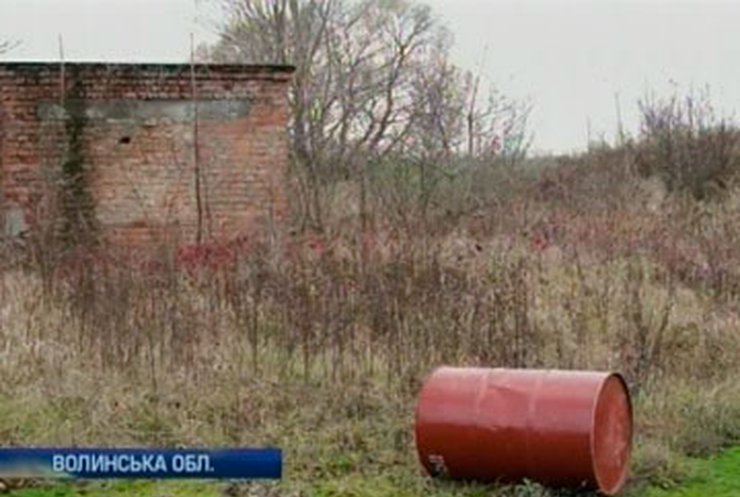 В Волынской области МЧС-ники незаконно закопали 400 литров ядовитых химикатов