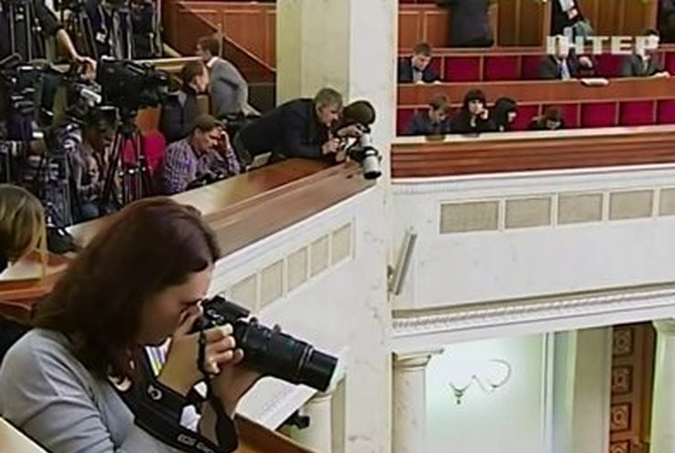 Депутаты хотят закрыть стеклом ложе для журналистов