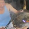 Китайский парикмахер стрижет клиентов раскаленными щипцами