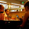 Ресторан под Иерусалимом предлагает посетителям 50% скидки за отключенные телефоны