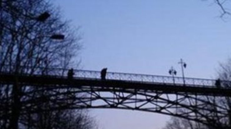 В Киеве пожилой мужчина прыгнул с Моста влюбленных