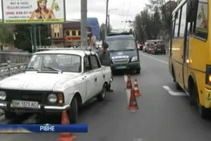 В Ривне двое подростков угнали старый "Москвич"