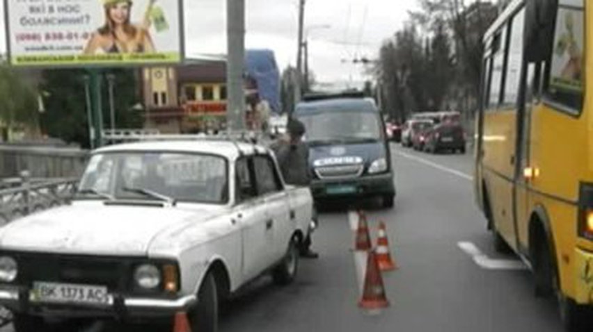 В Ривне двое подростков угнали старый "Москвич"