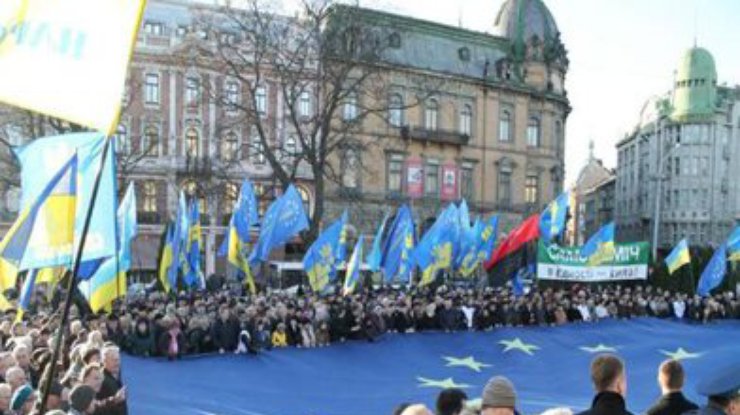 Во Львове 6 тысяч человек митингуют против приостановки подготовки к подписанию СА