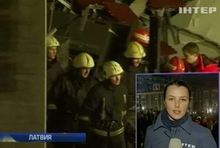 Спасатели разбирают завалы разрушенного торгового центра в Риге