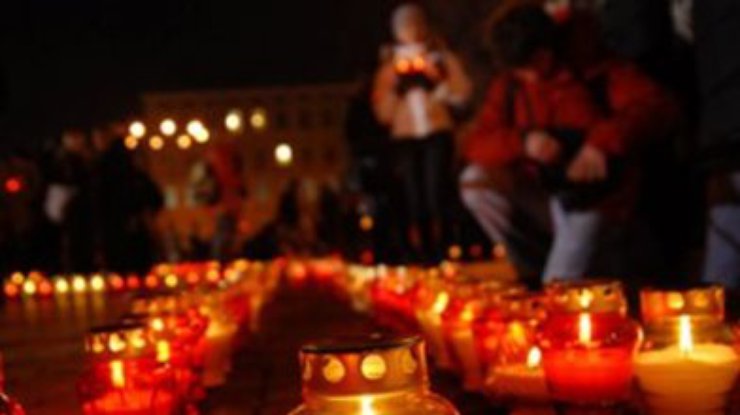 В центре Харькова выложили два креста из свечей в память о жертвах Голодомора