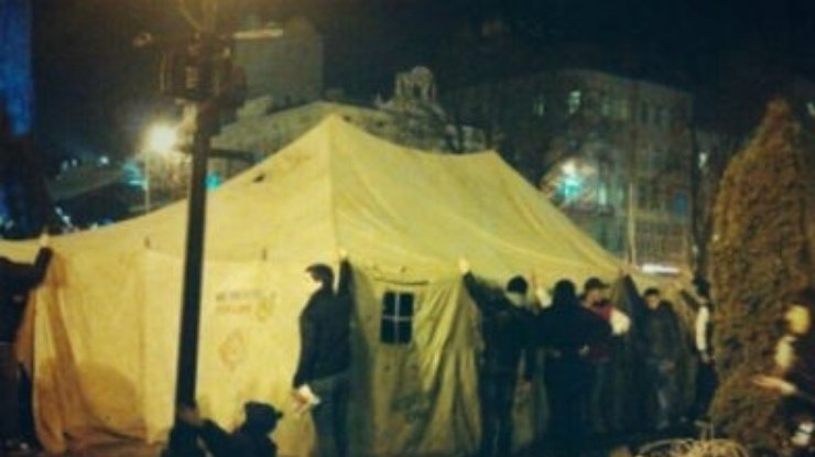 Львовяне превращают "евромайдан" в палаточный городок
