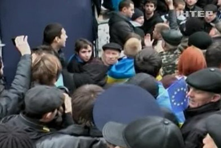 На митинге во Львове депутат-"свободовец" назвал студентов "сопляками"