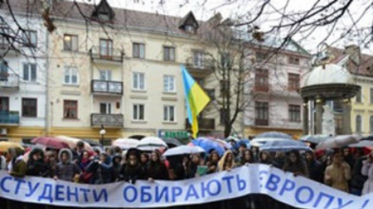 Студенты пикетировали Ивано-Франковскую ОГА с требованиями Ассоциации и отставки Табачника