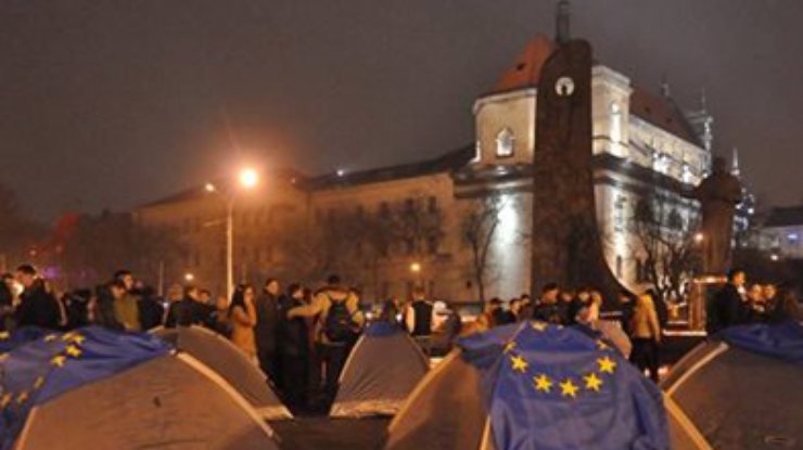 На "евромайдан" во Львове пришли более 10 тысяч человек