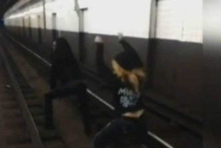 Две девушки танцуют в тоннеле метро