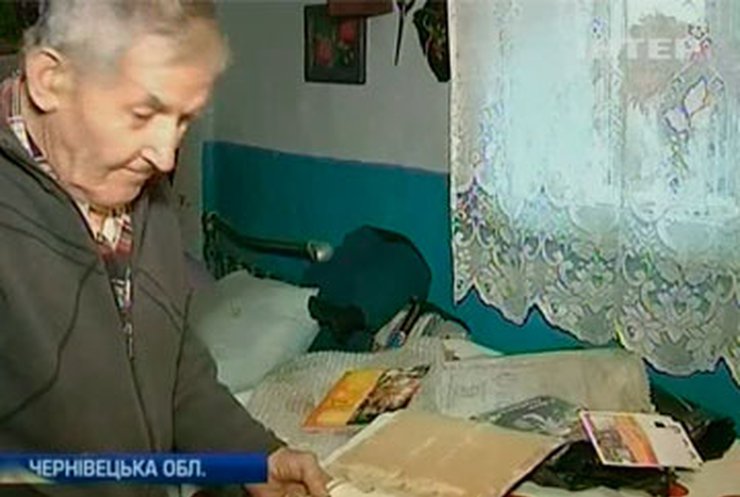 90-летний ветеран войны с сыном-инвалидом живут в полуразрушенном доме